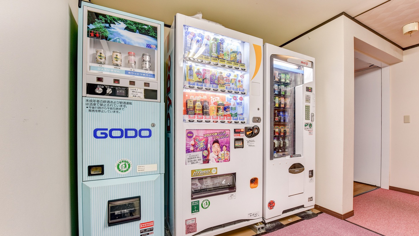 *【自動販売機】ジュースからアルコール類までご用意しております！