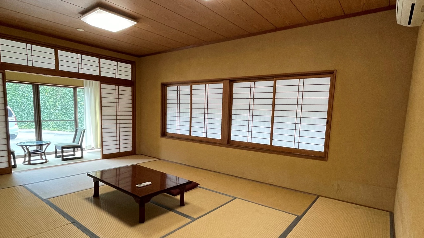 *【客室一例】和室12畳。ご家族やご友人とご一緒に4名様までお寛ぎいただけます。