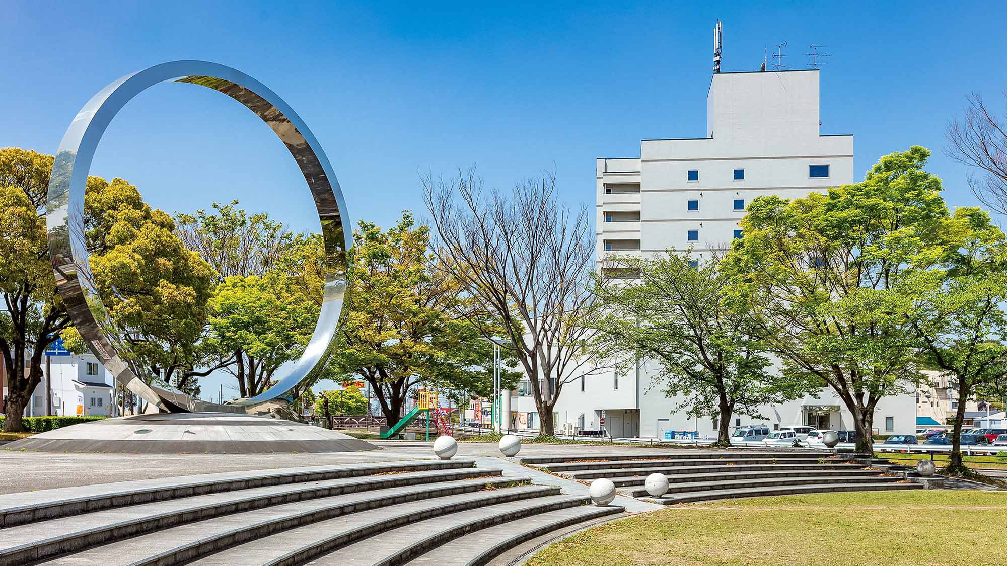 ・富木島公園：大きな鉄ののオブジェが目印です