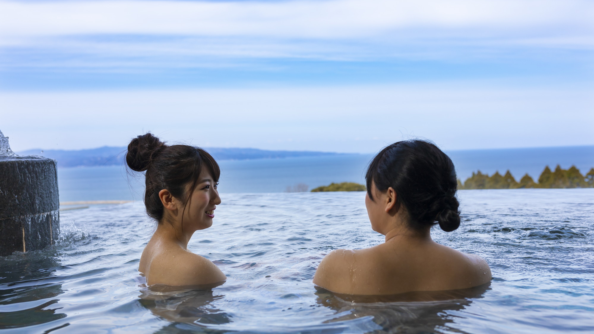 湯に浸かりながら望む富山湾