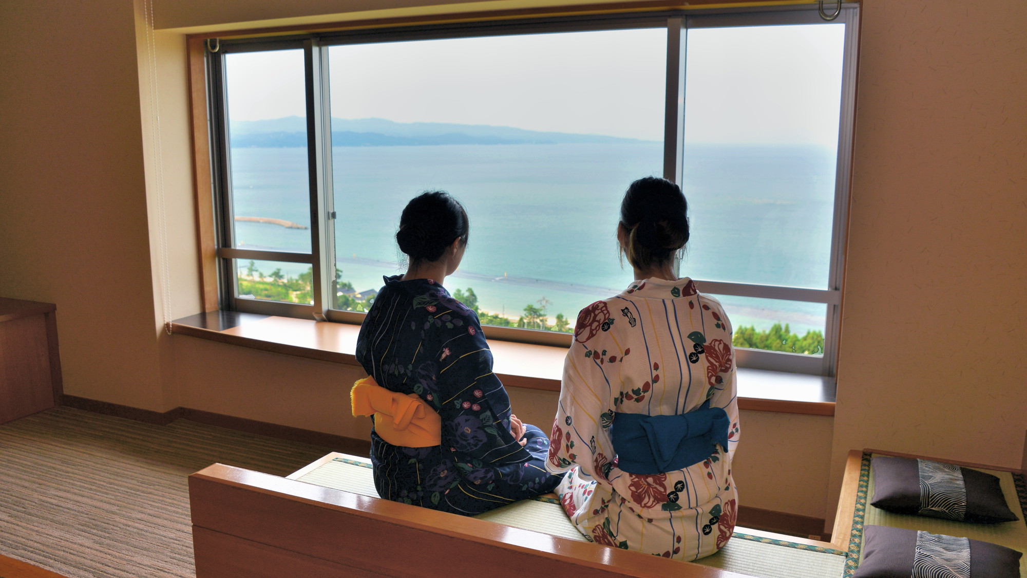 最上階客室から望む富山湾は格別
