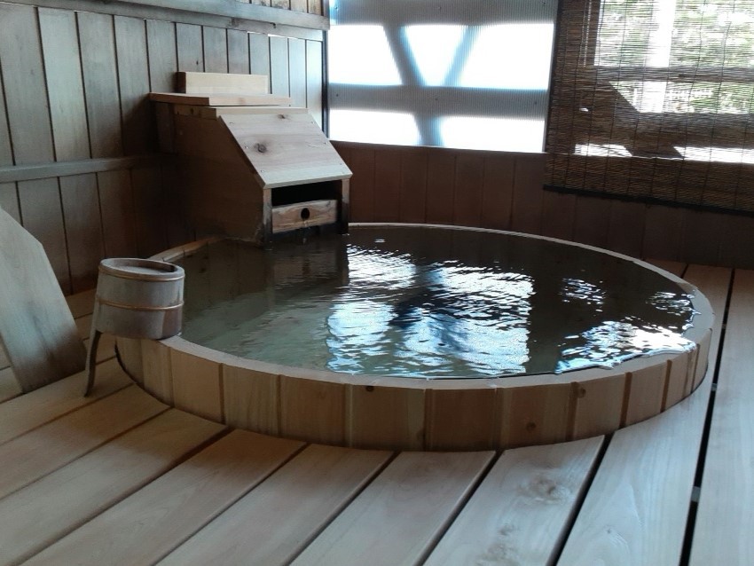 8畳和室の新しい檜の露天風呂1