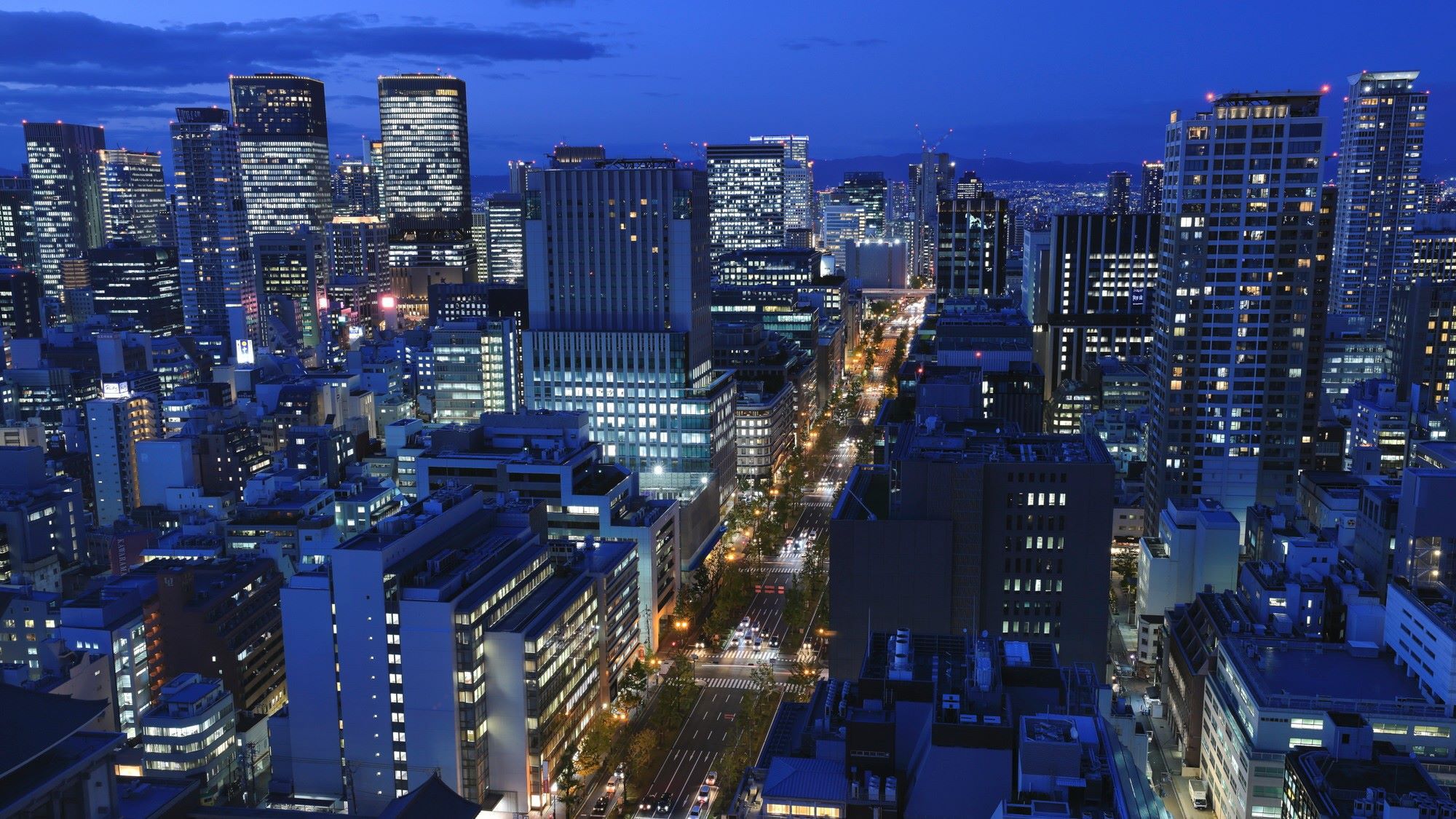 2フロア分ある天井の大きな窓から、大阪市街の夜景をお愉しみください。