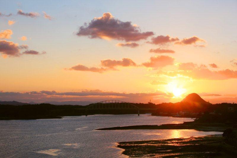 穏やかな海に沈みゆく夕日