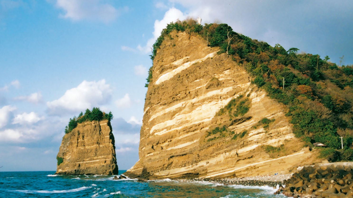 *【太田波根】石見と出雲を結ぶ。日本海に映える美しい「立神島」と「立神岩」は波根町の象徴。