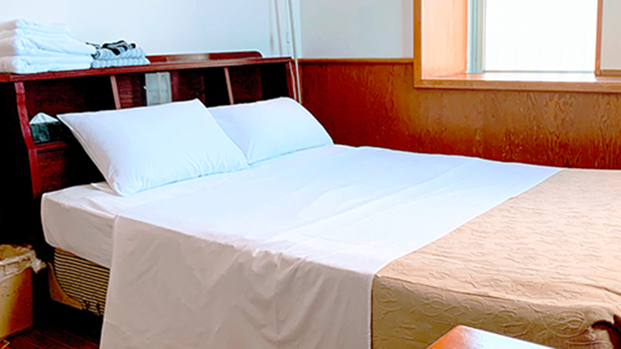 ・客室／ダブルルーム：ワイド140cmの広々ベッドでお寛ぎいただけます。