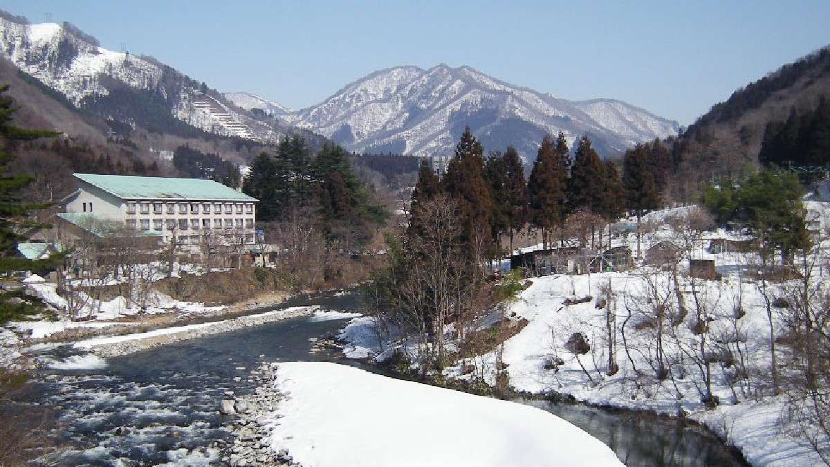 【川向うからの外観（冬）】