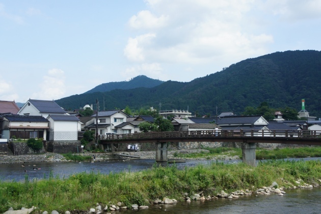 【勝山・町並み保存地区】メインどおりの裏側から川を挟んで見る景色です。