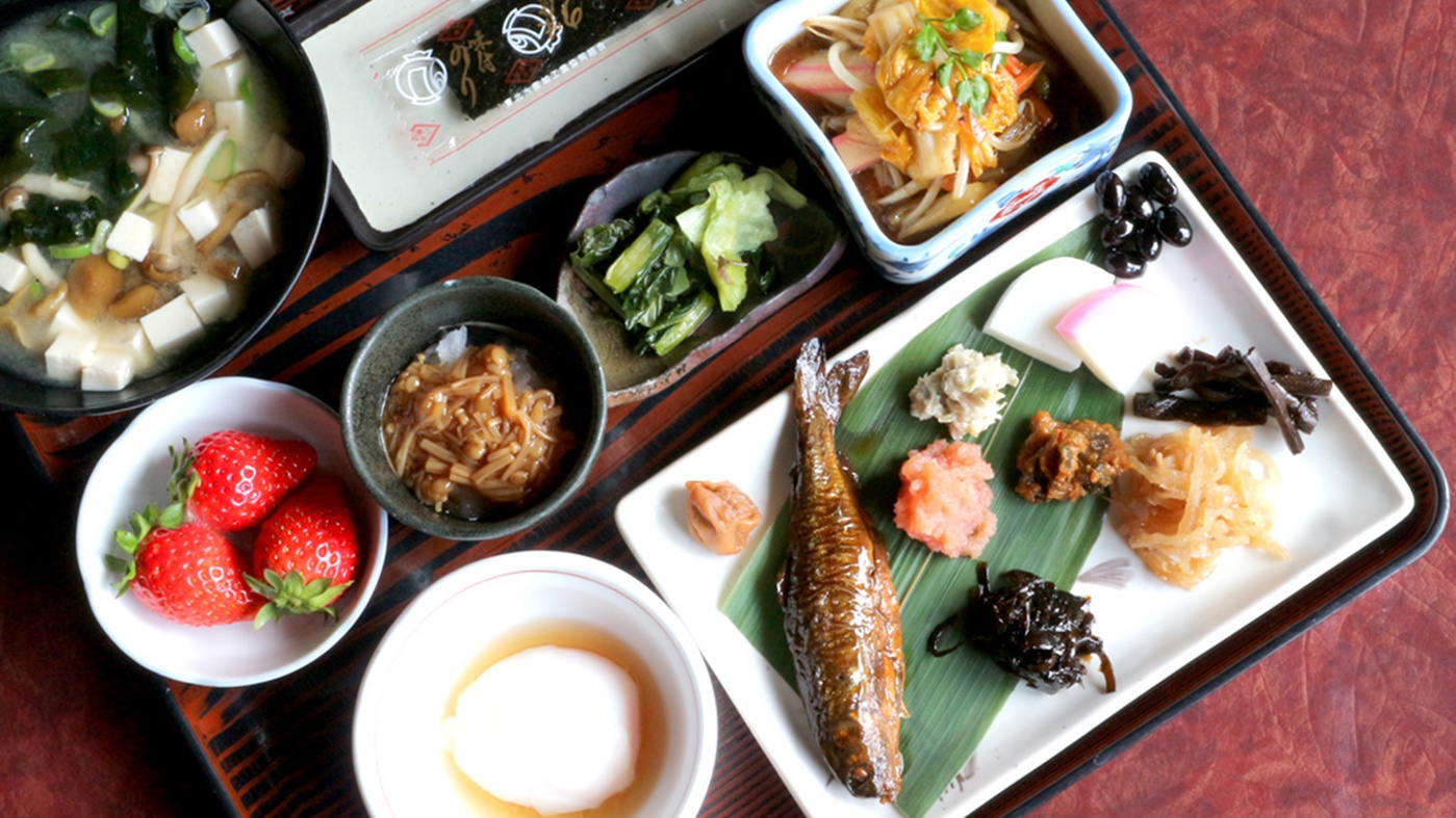 *朝食一例/夕食同様、地産地消の食材を中心に。ごはんのお供は季節によって変わります、ぜひ食べ比べを。