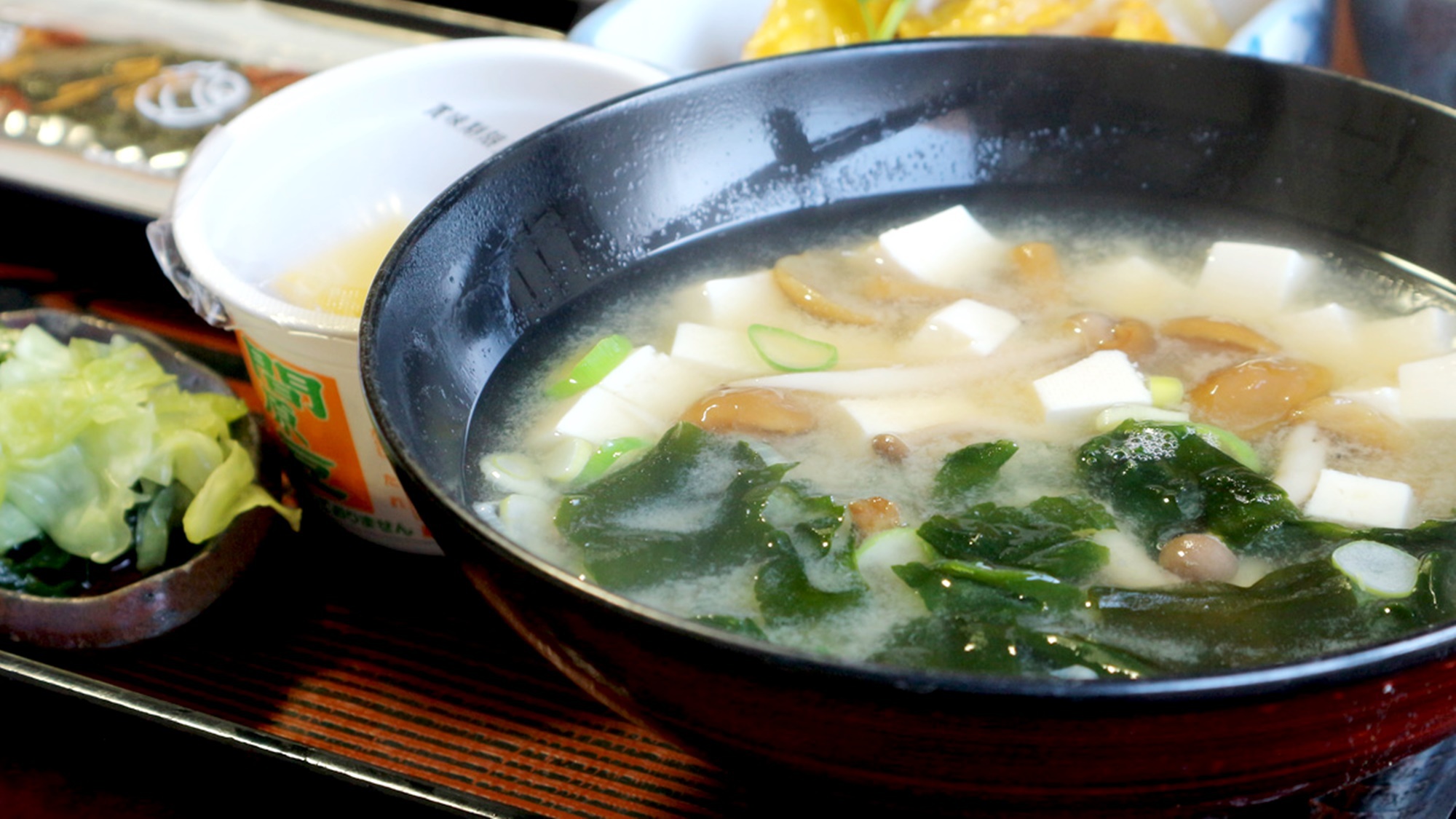 *朝食一例/ごはんと一緒にあたたかいお味噌汁を。