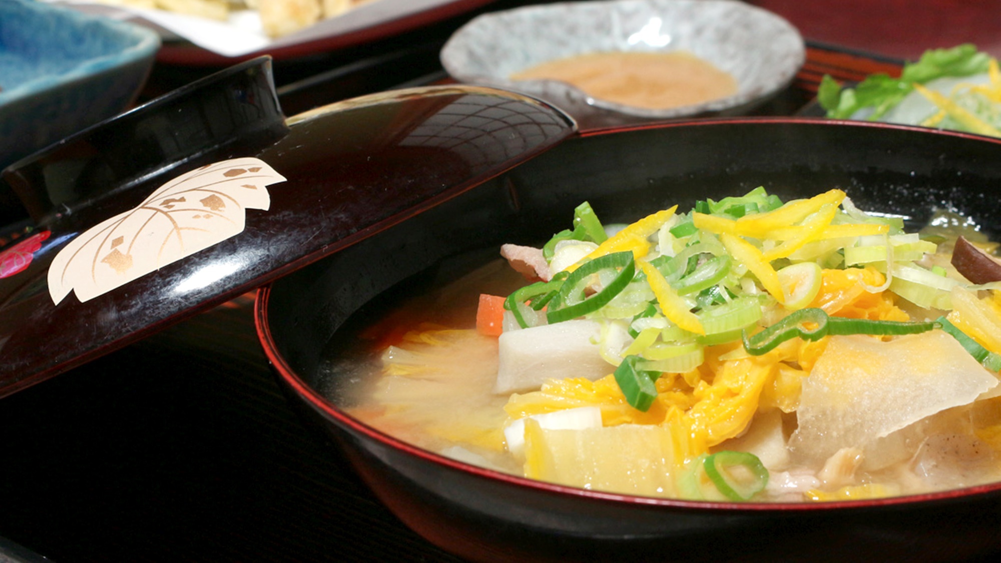 *夕食一例/ふんわり柚子の香りが食欲をそそる豚汁。きのこ、さといも、ネギなど野菜たっぷり！