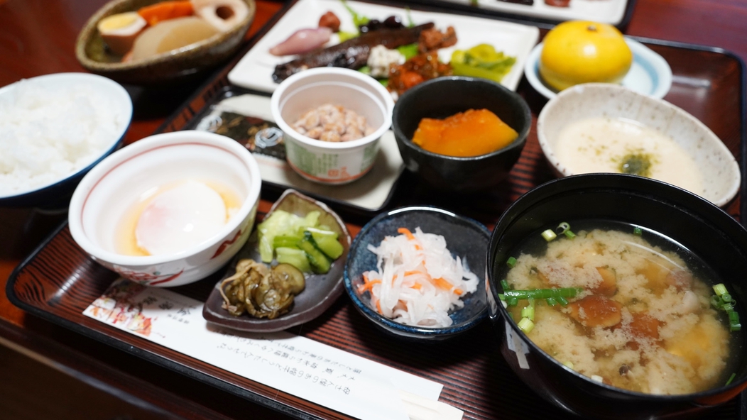 *朝食一例/夕食同様、地産地消の食材を中心に。ごはんのお供は季節によって変わります、ぜひ食べ比べを。