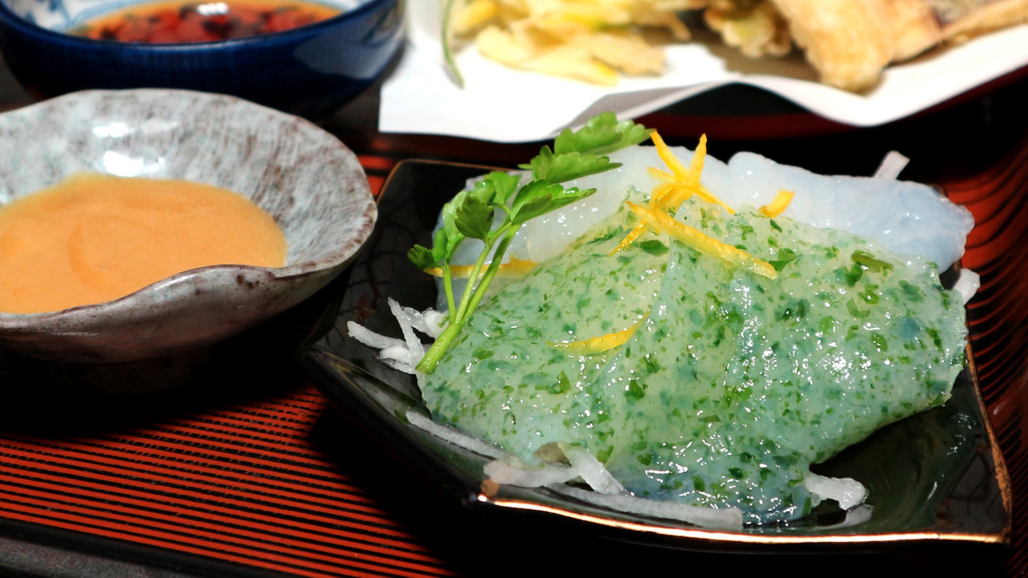 *夕食一例/群馬名物、さしみこんにゃく。ぷるぷるの食感と酢味噌の酸味が合い、柚子の香りがアクセント。