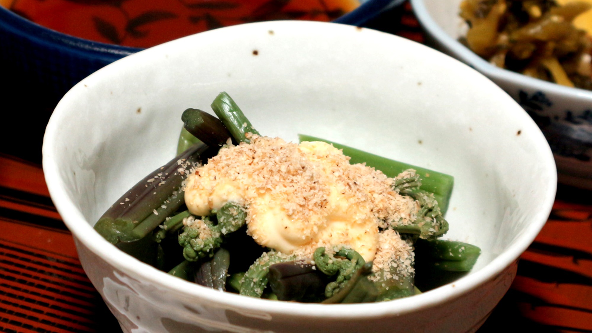 *夕食一例/わらびの和え物。山菜はここの山で育ち、その時期一番美味しいものを使います