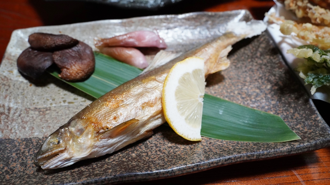 *夕食一例/清流で育った鮎を昔ながらの塩焼きで。塩とレモンで、さっぱりといただける逸品。