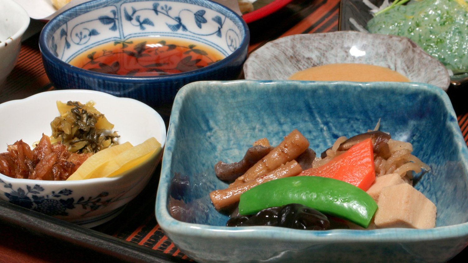 *夕食一例/煮物など家庭料理が主。水が綺麗だからか、一味違うねとお客様からお声をいただきます