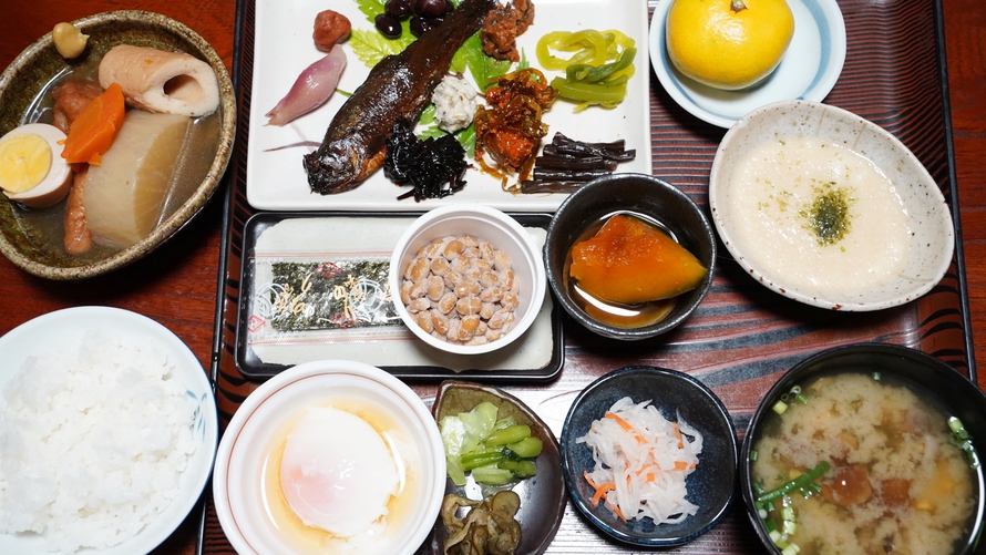 *朝食一例/山の宿ならではの和朝食。山菜や手作りの佃煮、温泉玉子。素朴な家庭料理が並びます。