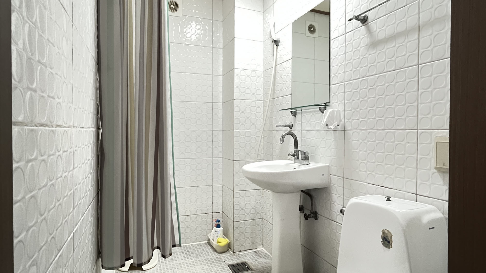 【客室】ツインシャワー・トイレ付きシャワーとトイレは防水カーテンで仕切られています*