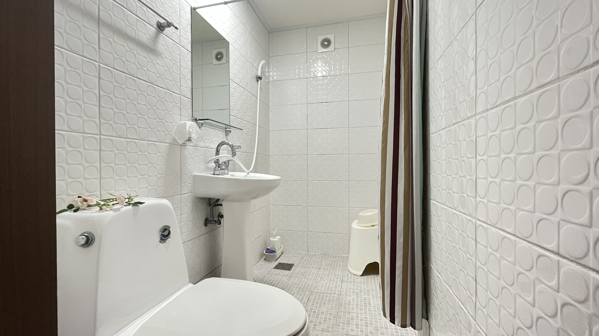 【客室】ダブルシャワー・トイレ付きシャワーと洗面とトイレがワンセットルーム*