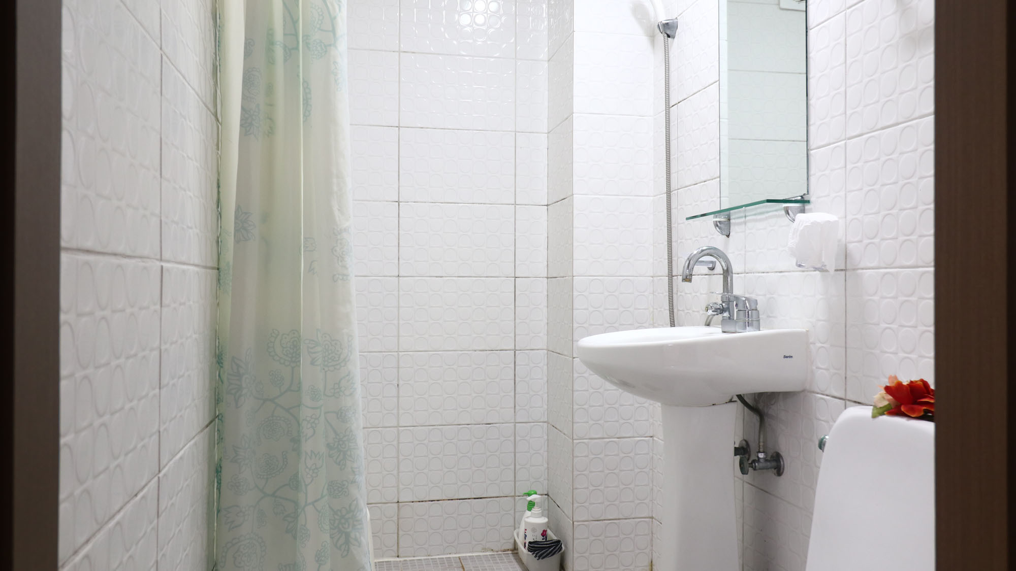 【客室】洋室布団６名までシャワー・トイレ付きシャワーとトイレは防水カーテンで仕切られています*