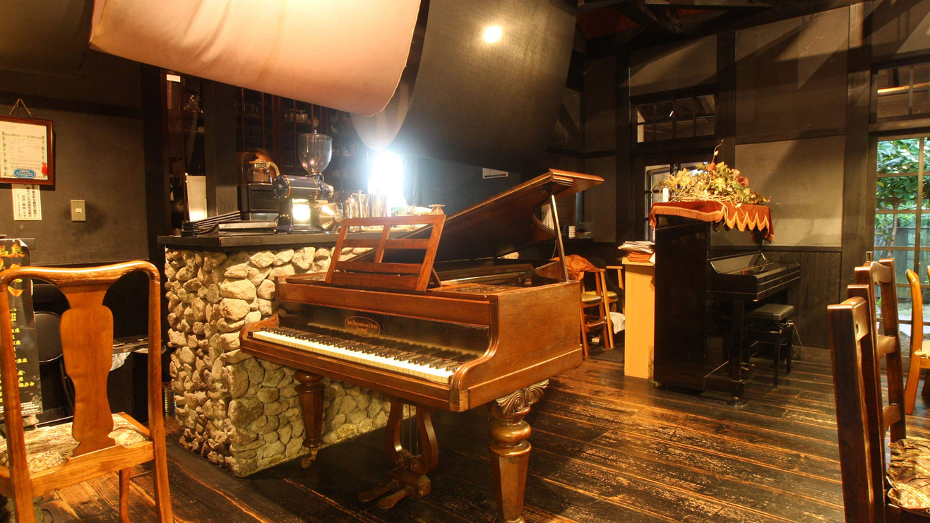西風和彩食館夢鹿：180年ほど前のイギリス製のピアノ