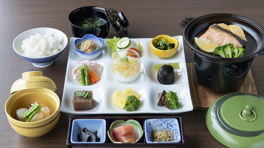 【朝食一例】ご飯にあうお惣菜を少しずつ。※写真はイメージです。