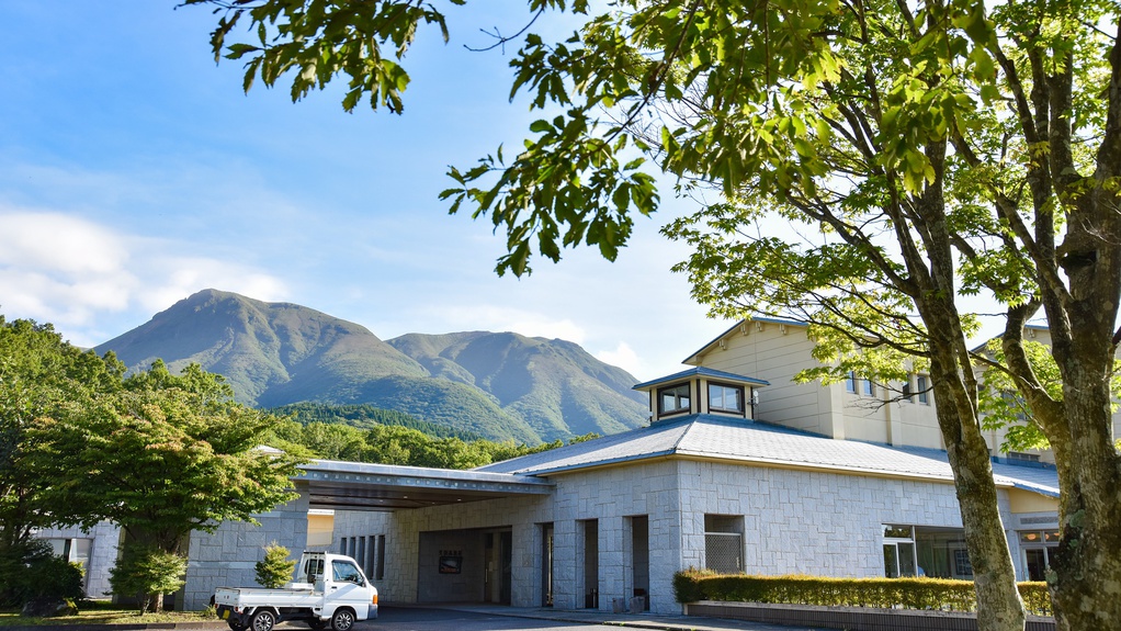 *【外観】緑あふれる自然の中に建つ当館。