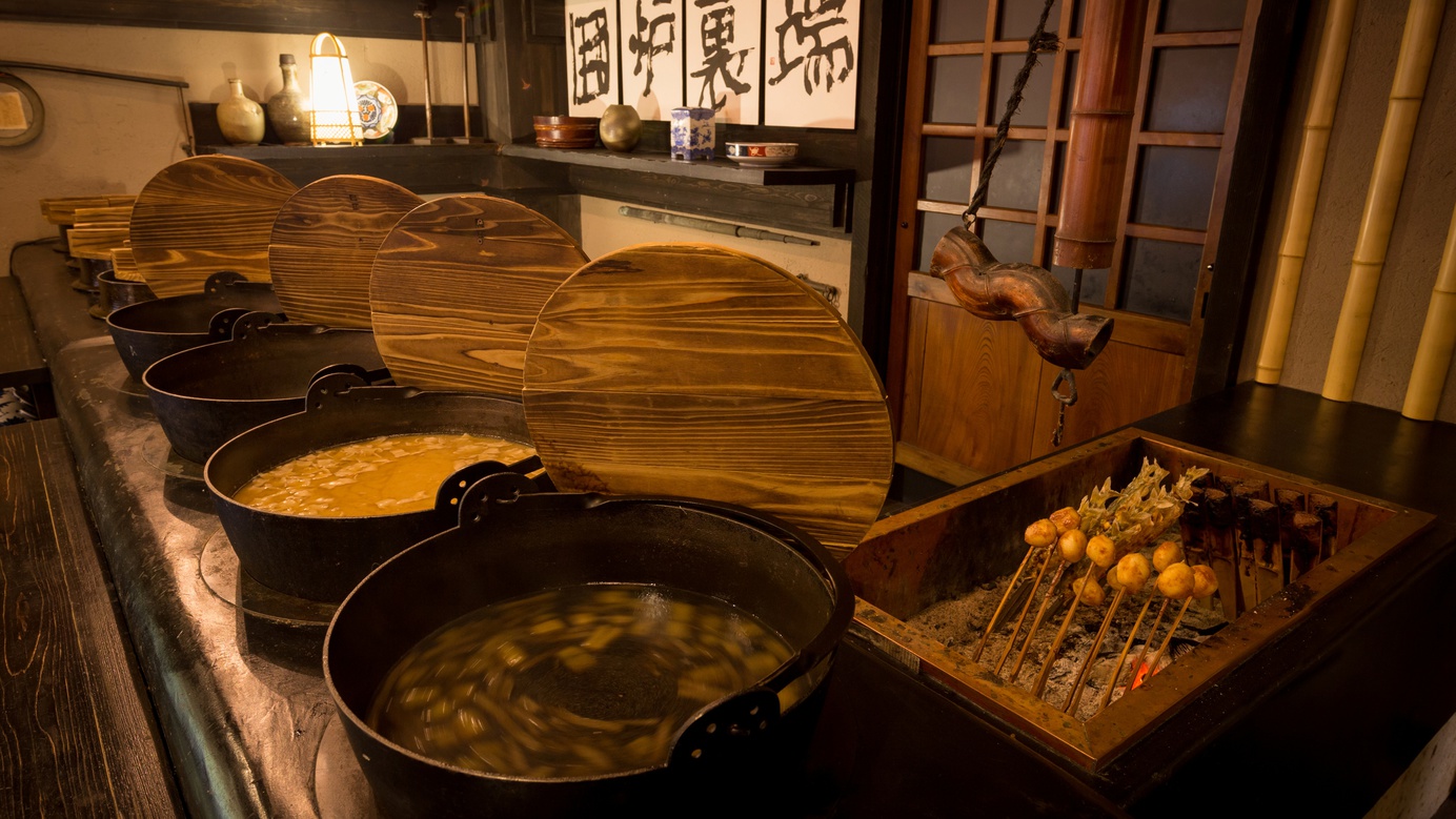 専属の職人が打つ蕎麦、下野地鶏など、『かまど料理』にはこだわりの食材が使われております。。。