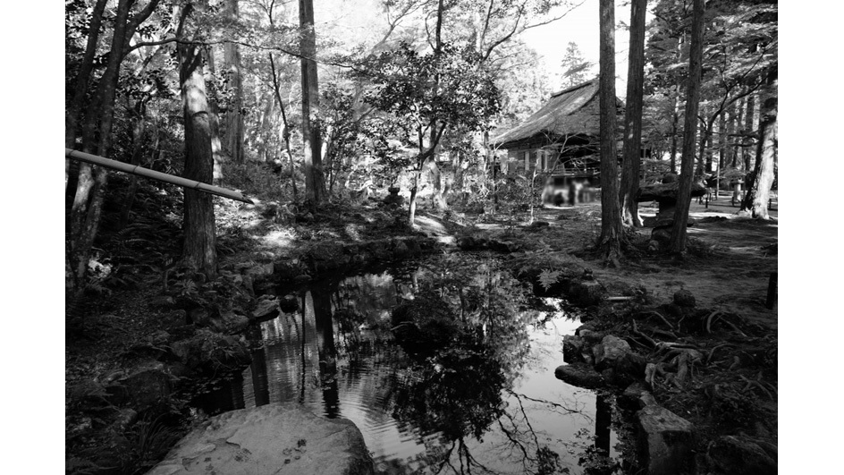 当家の邸宅は庭園にございました。自然の地形を巧みに利用し、総面積二千坪、茅葺入母屋造りです。