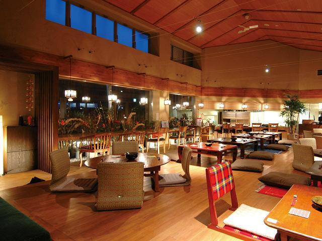 どんぐりと山猫の森（食事処）昔ながらの家具、異国情緒漂う小物など落ち着いた空間。（※夜営業定休日有）