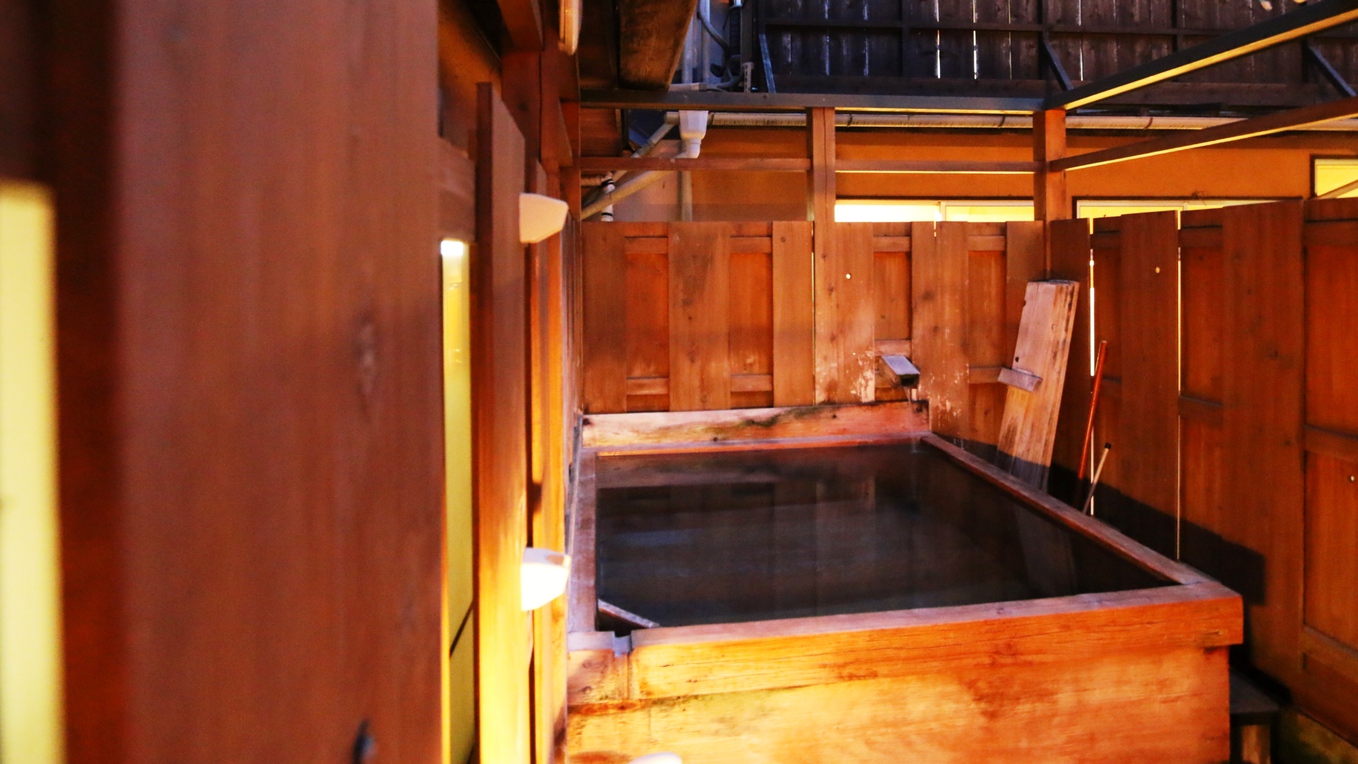 ヒノキ科の青森ヒバを使用した貸切露天風呂で満天の星空をお楽しみください。