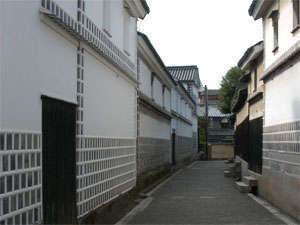 なまこ壁が美しい倉敷の路地