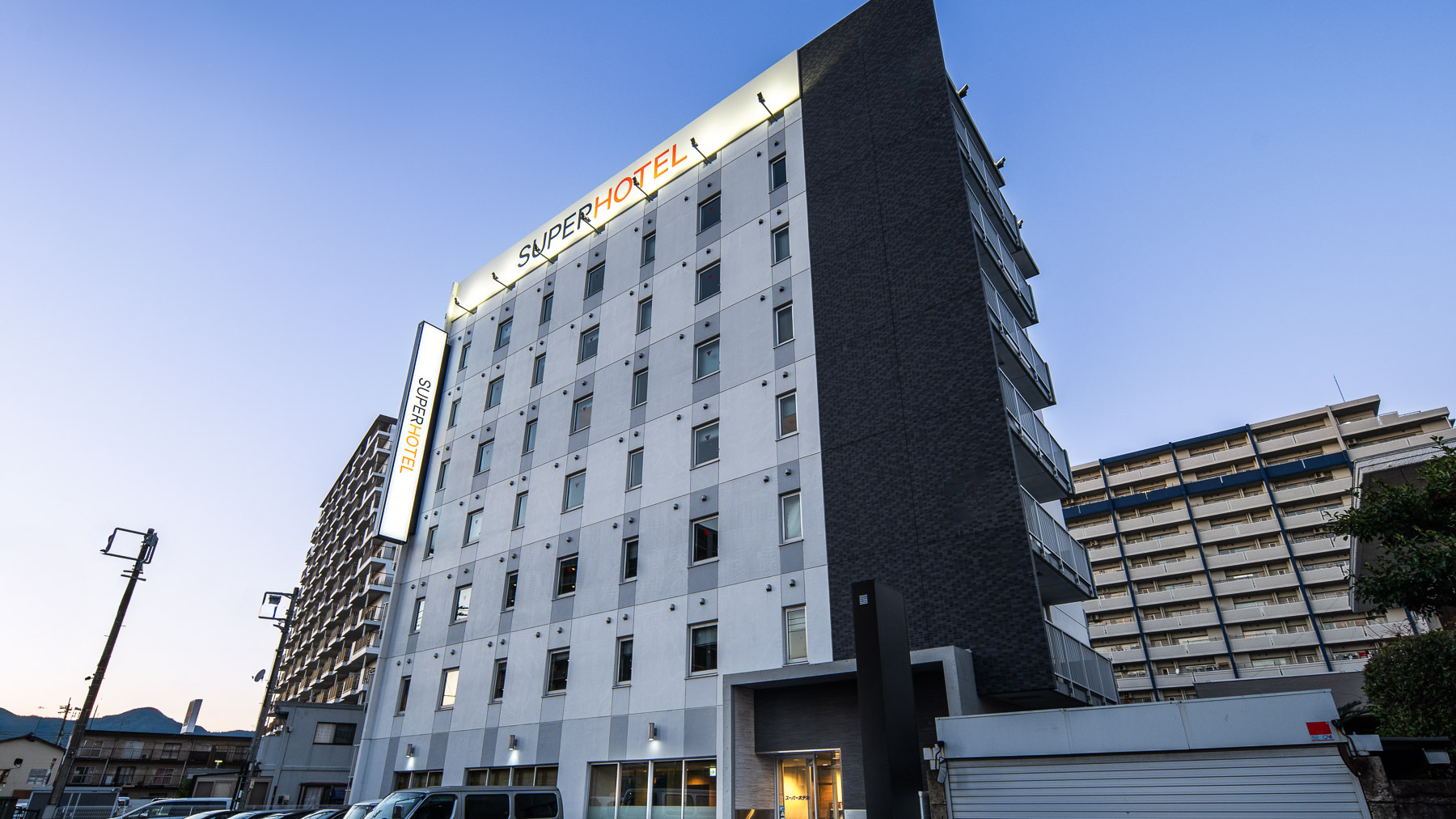夜でも明るくお出迎え致します！