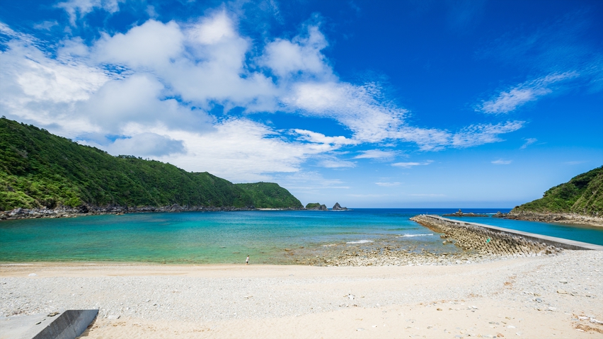 ［周辺のビーチ］西側のビーチと異なり、サンゴが少なく遠浅なので安心して海水浴を楽しめます。