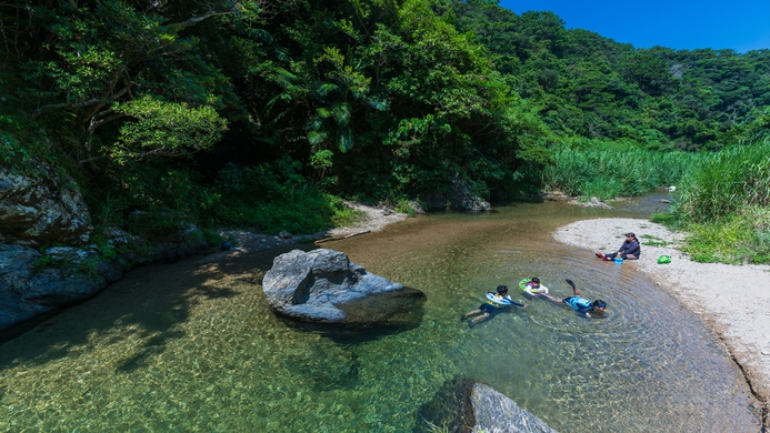 ［伊江川］周辺の伊江川で水遊びを楽しめます。神秘的な色の水面をご覧頂けます。