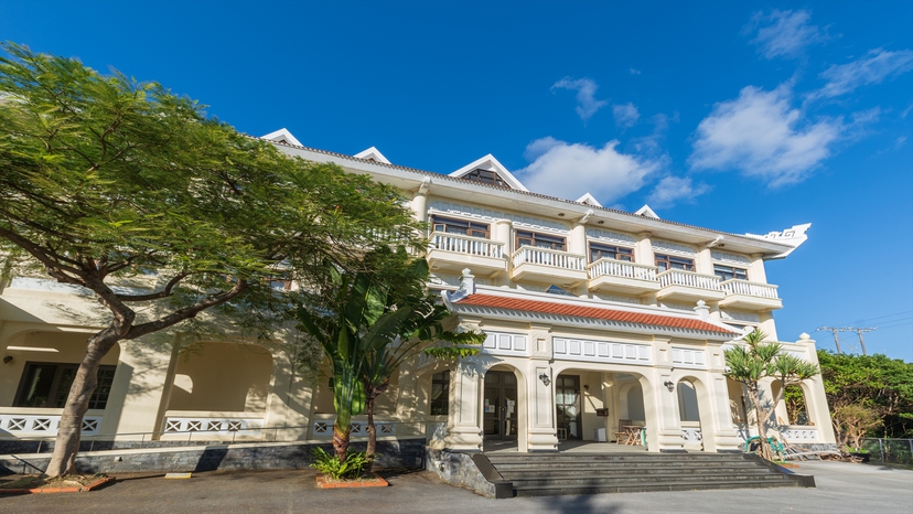 沖縄最北端のリゾートホテル。アジアンテイストな外観&内装でお迎えします。