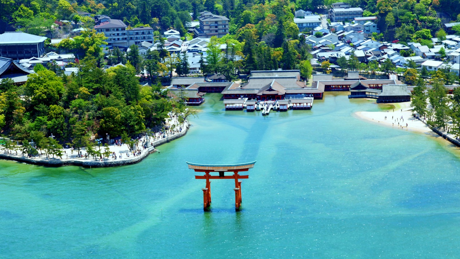 世界遺 産厳島神社宮島へは約1時間