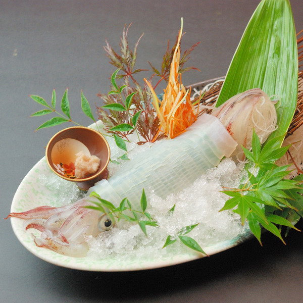 夏限定のお楽しみ♪活白イカの姿造りの一例