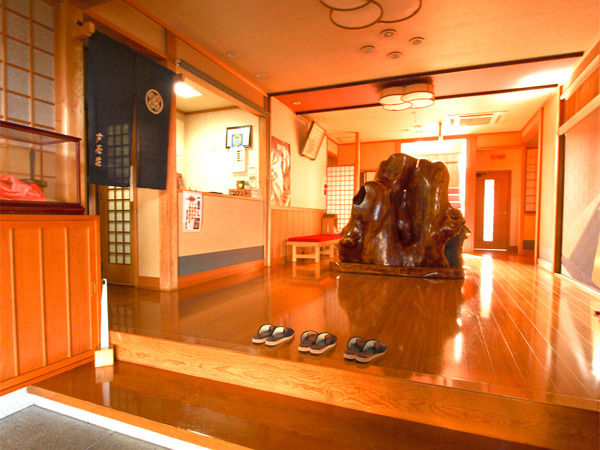 ロビーでは、ケヤキの巨木がお出迎え。