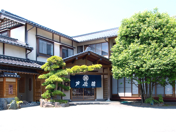 芦屋荘は、全客室数６部屋の浜坂随一の料理旅館です。