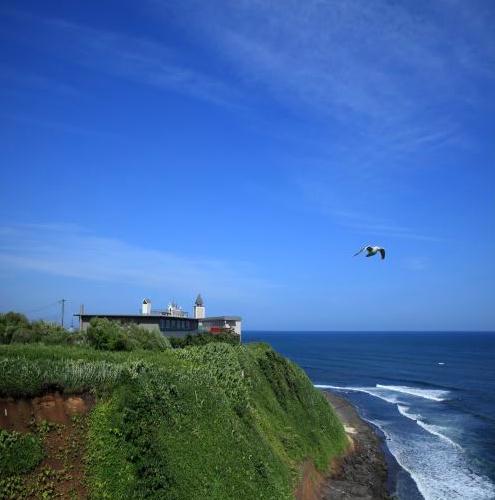 青く大きな空、どこまでも続く雄大な海