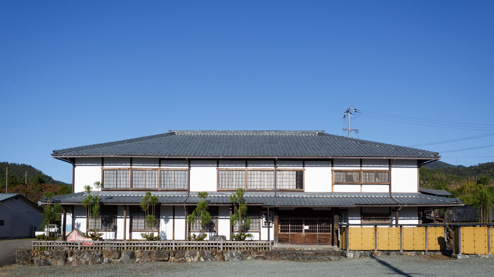 Yamazato Restaurant & Ryokan Isobe Yamazato Restaurant & Ryokan Isobe is perfectly located for both business and leisure guests in Nantan. The property offers a wide range of amenities and perks to ensure you have a great time. Service