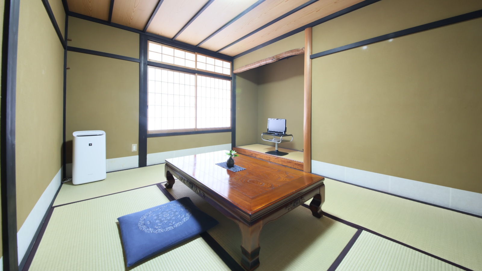 Yamazato Restaurant & Ryokan Isobe Yamazato Restaurant & Ryokan Isobe is perfectly located for both business and leisure guests in Nantan. The property offers a wide range of amenities and perks to ensure you have a great time. Service