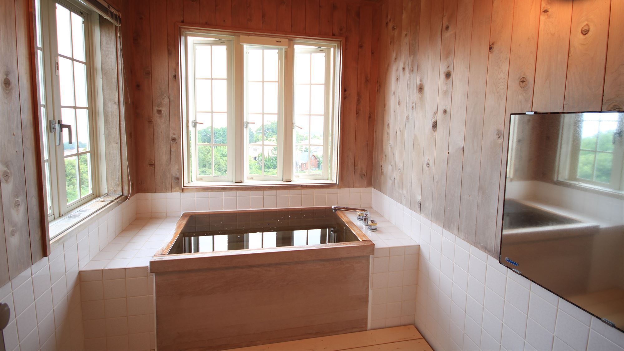檜のお風呂が人気の和室特別室