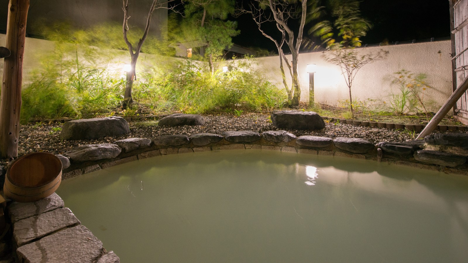 *露天風呂（夜）／100％源泉かけ流しのにごり湯は、本物の温泉を楽しみたいというお客様に好評です！