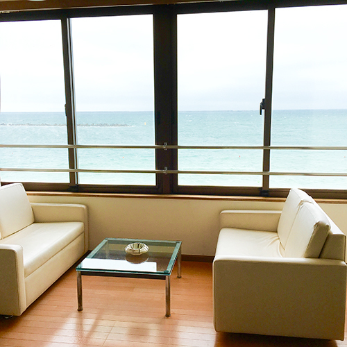 *[客室一例]のんびりと海を眺められる窓際のスペースが嬉しい。