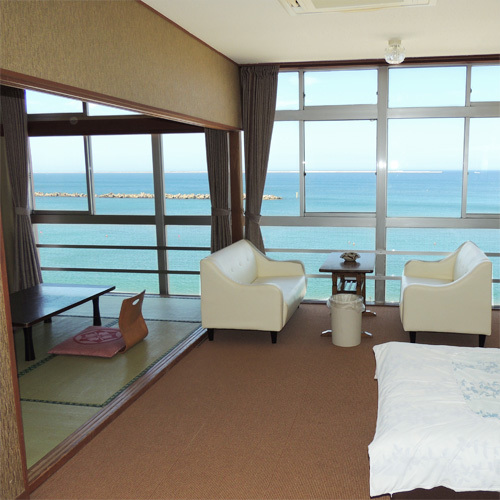 *[客室一例]海を映す大きな窓が解放感満点！お部屋も広く感じられると好評です。