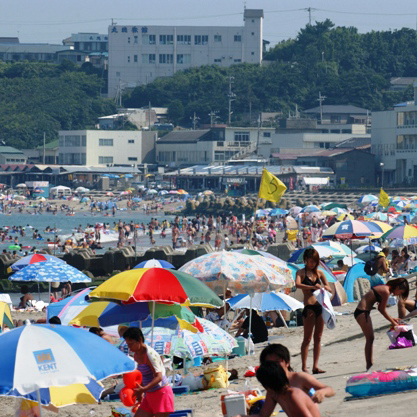 *[阿字ヶ浦海岸海水浴場]夏には海の家も並び、多くの家族連れなどで賑わいます。