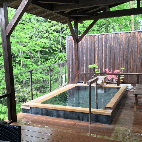 新緑の露天風呂２（屋根があるので、雨や雪の日もゆっくり温泉を楽しんでください）