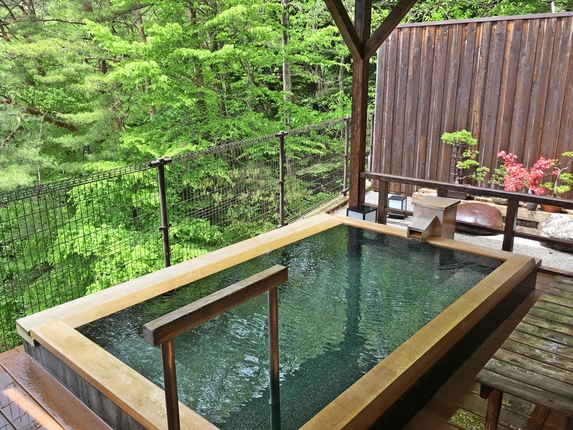 新緑の露天風呂（高台にある当館ならではの自然に囲まれた景色を楽しめます。）